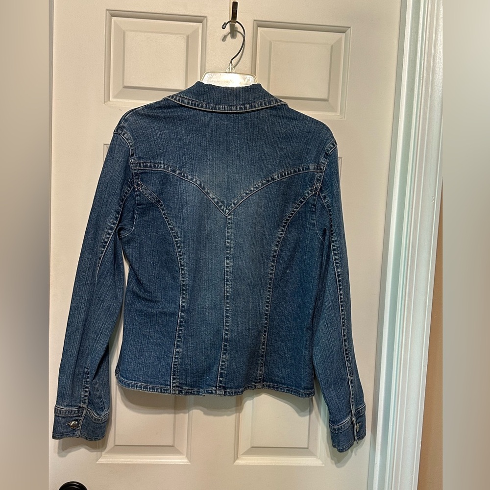 πJ05Dress Barn Denim Jacket w/buttons. L 23β, P2P 21β, Sleeves 24β, SZ XL. - Picture 2 of 10